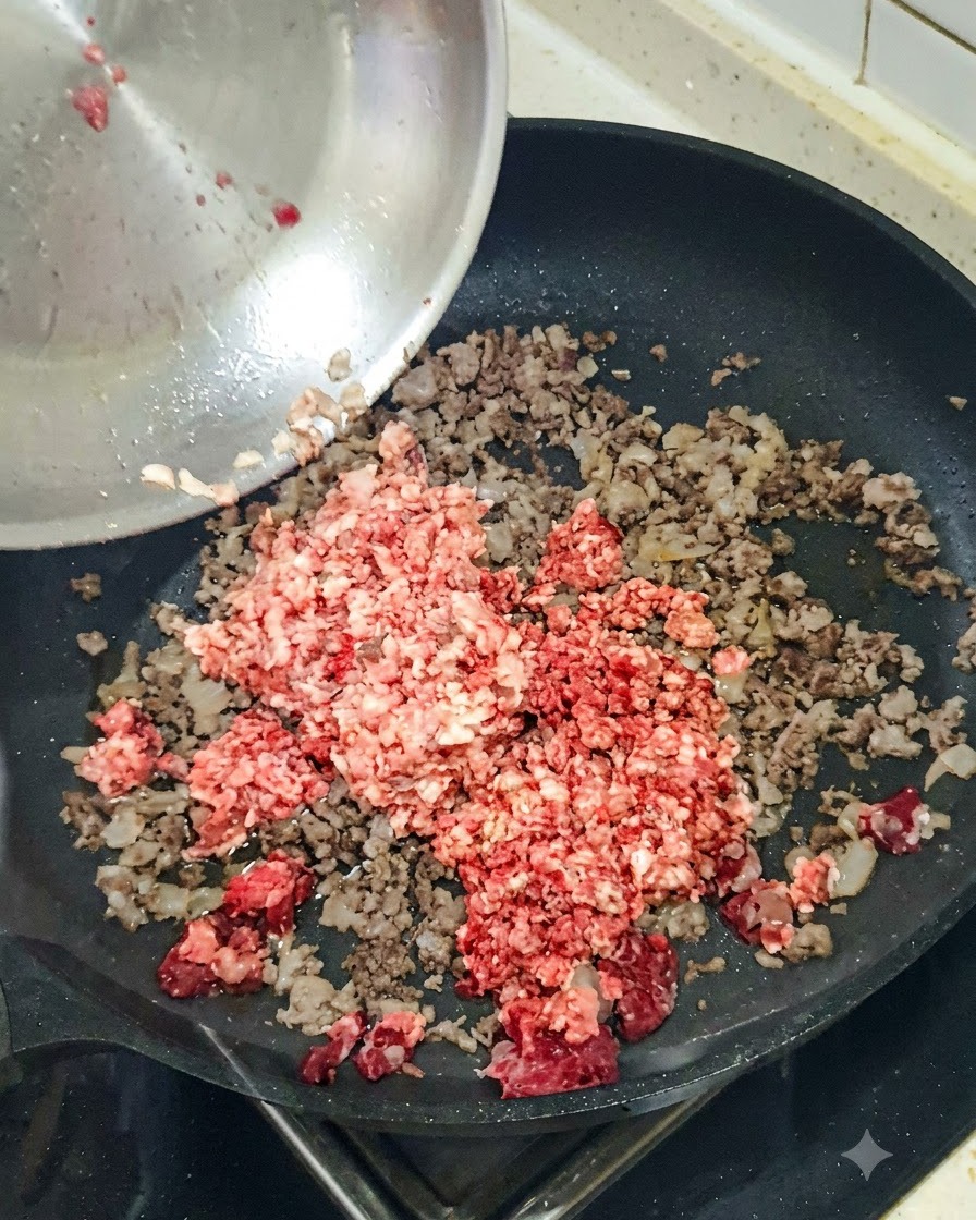 Cipolla rossa tritata aggiunta nella padella contenente la carne macinata rosolata.