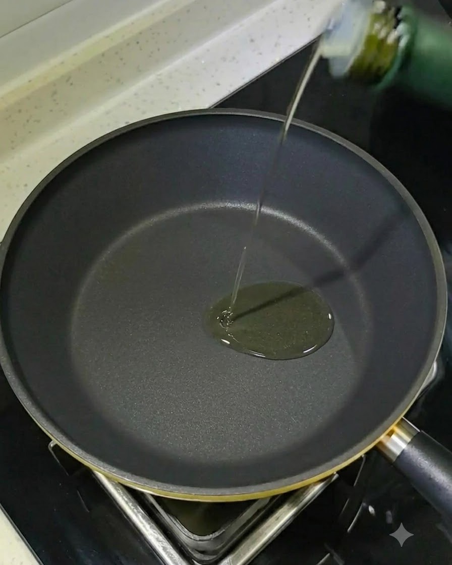 Gamberi crudi scottati in una padella calda con olio fino a doratura.