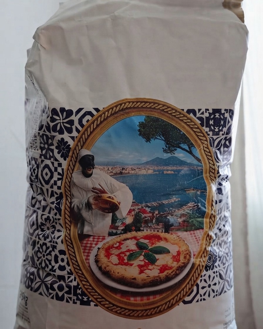 Un sacchetto di farina per pizza tipo 00 Molini Ambrosio che viene aperto in preparazione per limpasto.