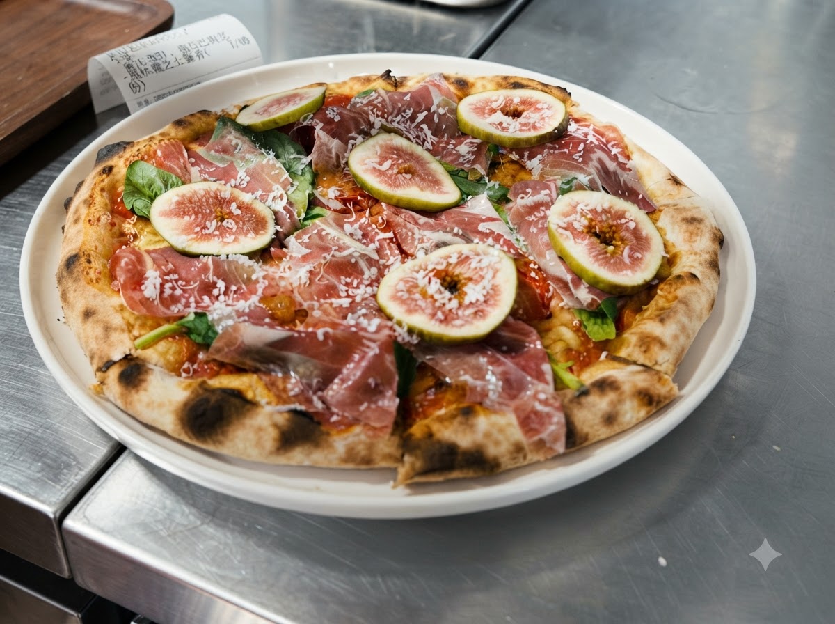 Formaggio grattugiato fresco che cade su una pizza guarnita con prosciutto e fichi.