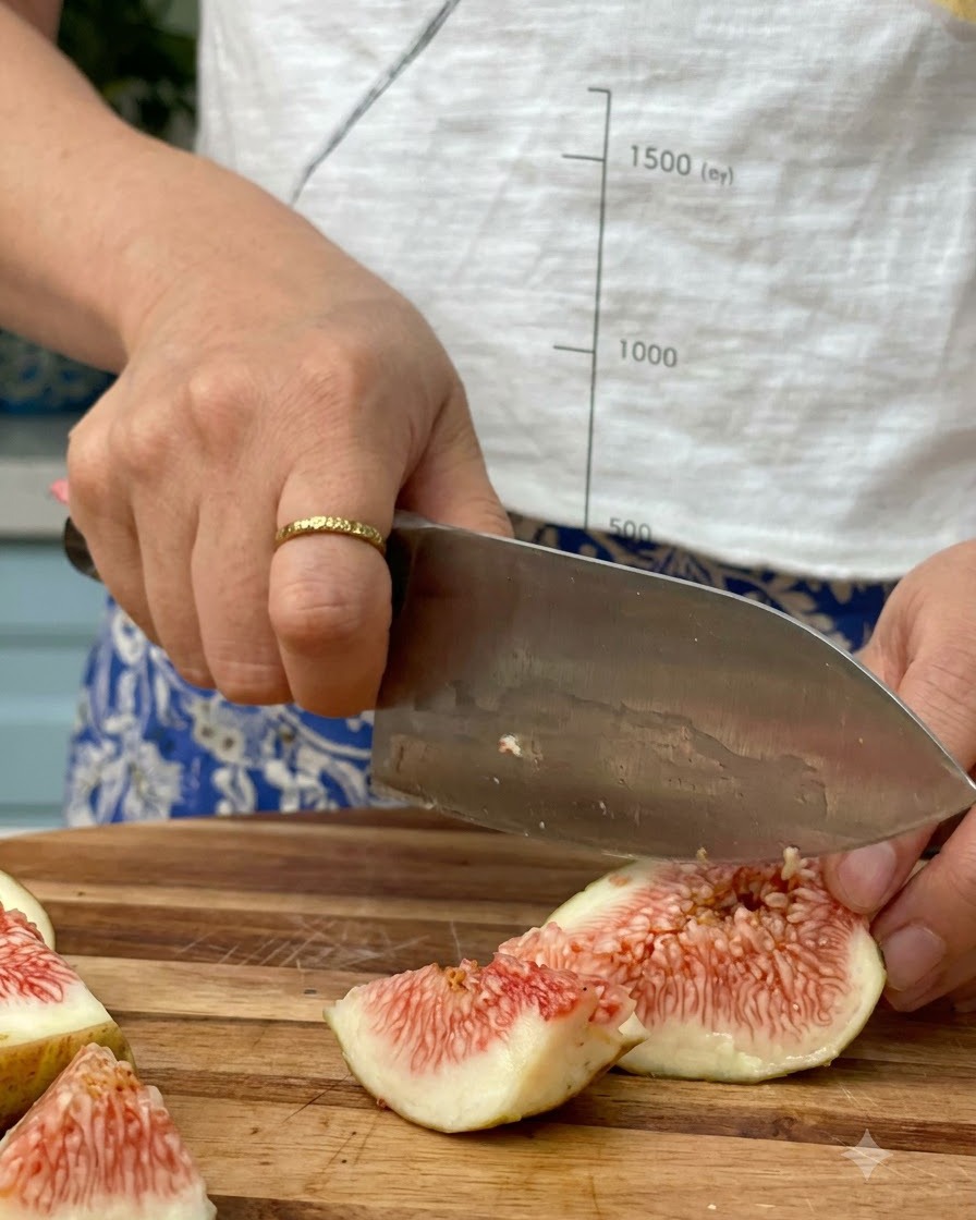 Fichi tagliati a pezzi dentro un pentolino con zucchero di cocco e rum pronti per la cottura a fuoco lento.