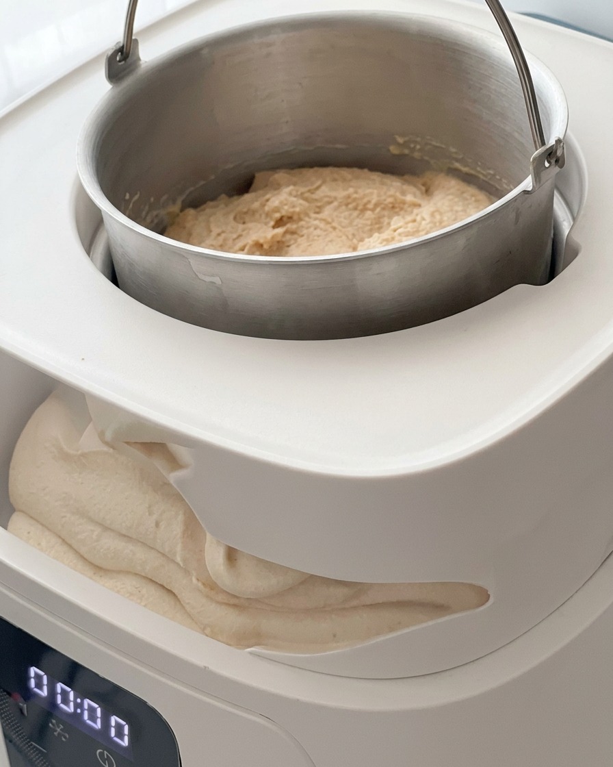 La pala della gelatiera inserita e fissata allinterno del macchinario.