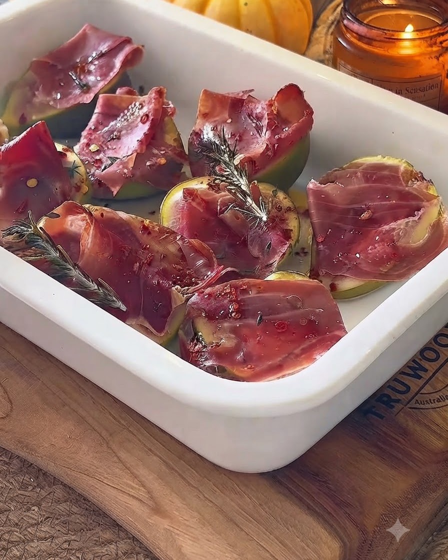 Fichi al forno in un piatto bianco conditi con glassa di balsamico.