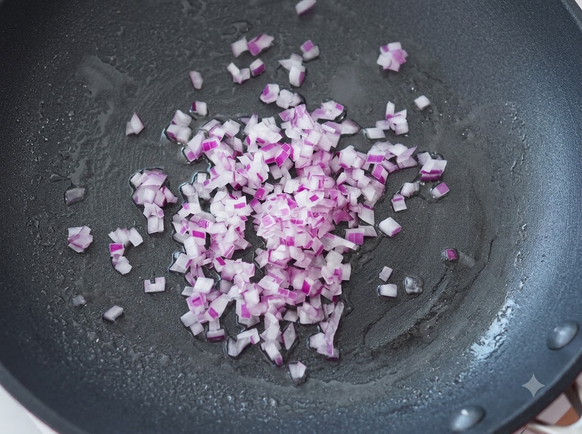 Cipolle viola tagliate finemente saltate in padella con olio caldo.