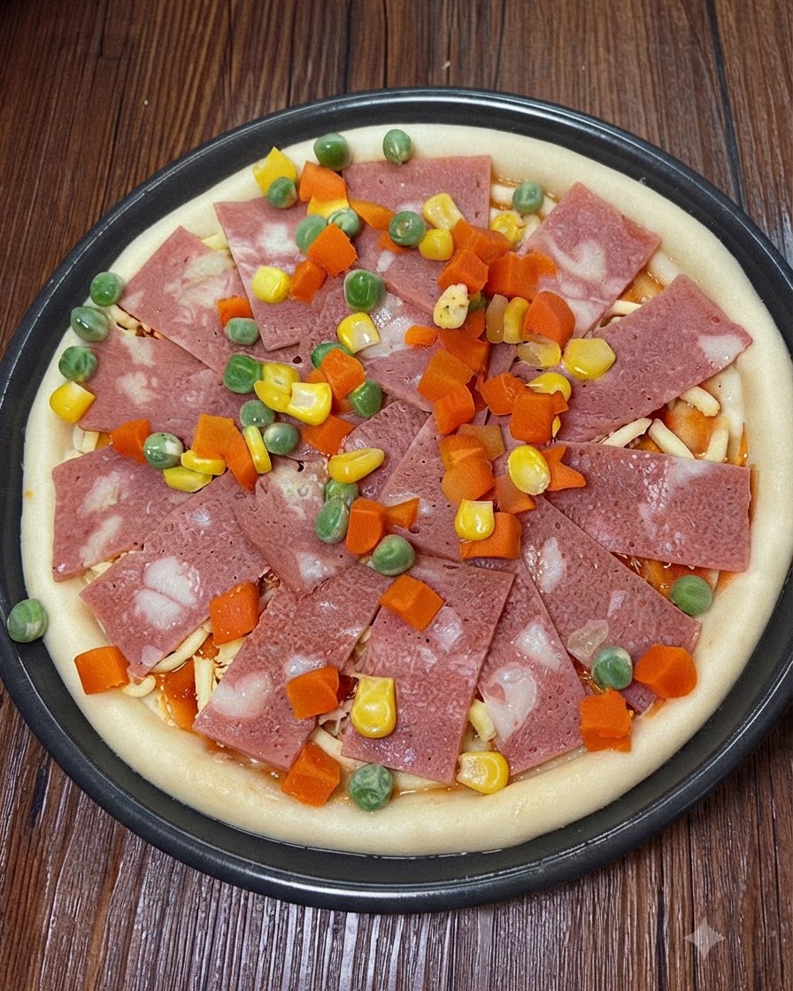 Ulteriore mozzarella grattugiata cosparsa sopra i condimenti della pizza.