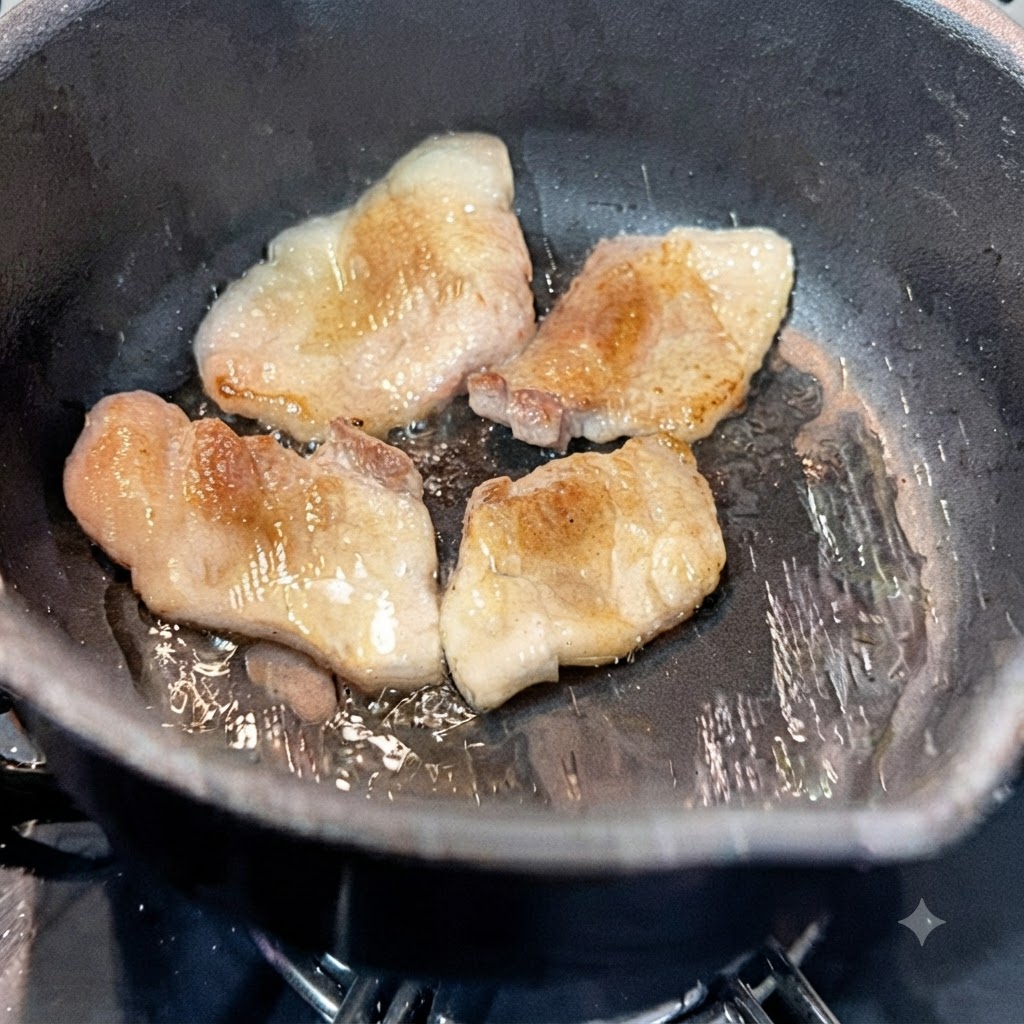 Acqua che viene versata nella pentola calda contenente fette di pancetta di maiale saltate in padella.