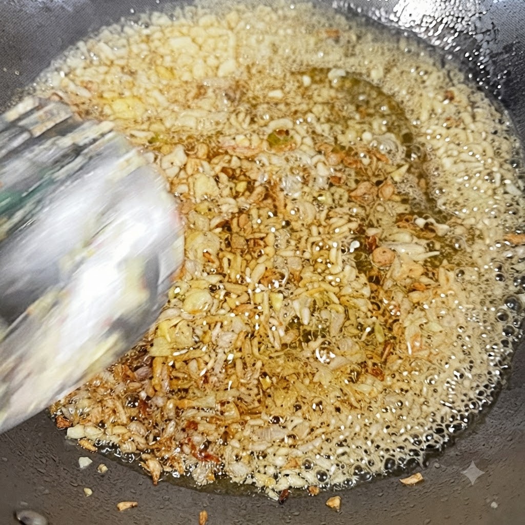Aglio tritato e cipolla a dadini che friggono in olio caldo in un wok.