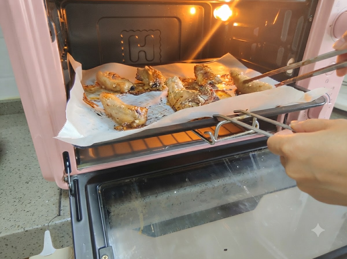 Costine di maiale girate allinterno del forno caldo utilizzando un paio di bacchette.