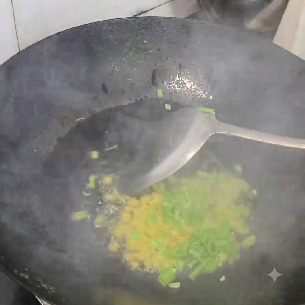 Cipollotti, zenzero e aglio tritati saltati in un wok nero caldo con una spatola.