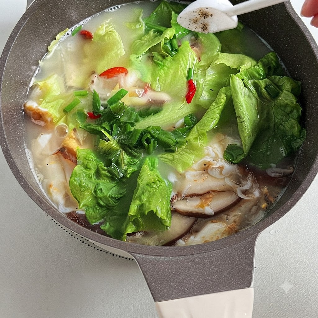 Sale e pepe bianco sparsi in una pentola piena di zuppa di tofu Sanxian.