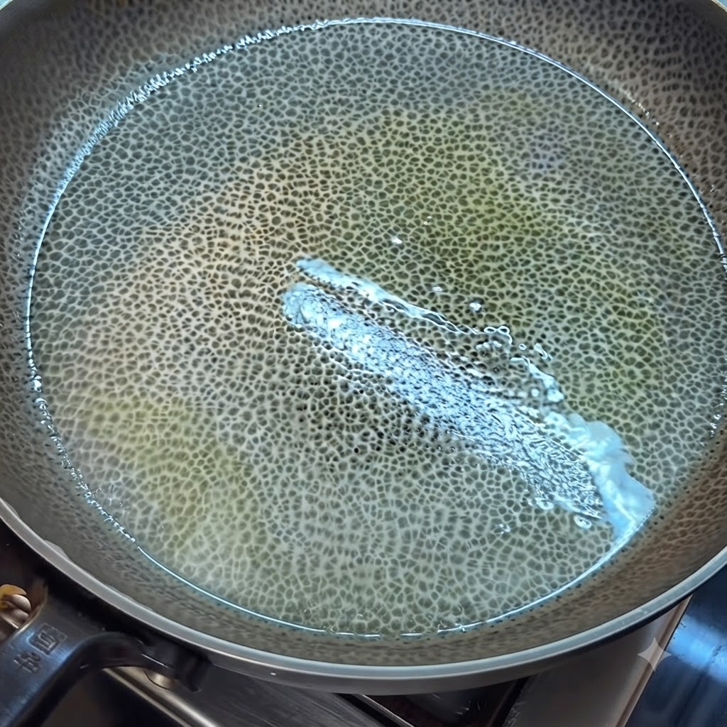 Liquido duovo sbattuto in cottura e strapazzato in pezzi in una padella unta con una spatola.