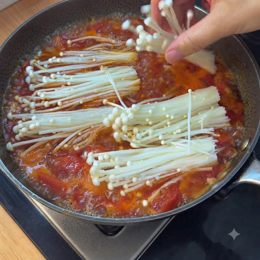 Pezzi di uova strapazzate cotte versati da un piatto nella pentola di zuppa.