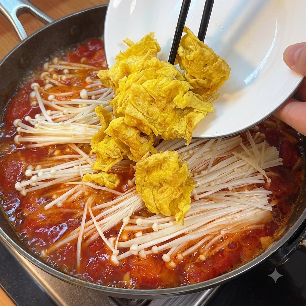 Pezzi di tofu morbido a cubetti aggiunti nella pentola di zuppa bollente con funghi e pomodori.