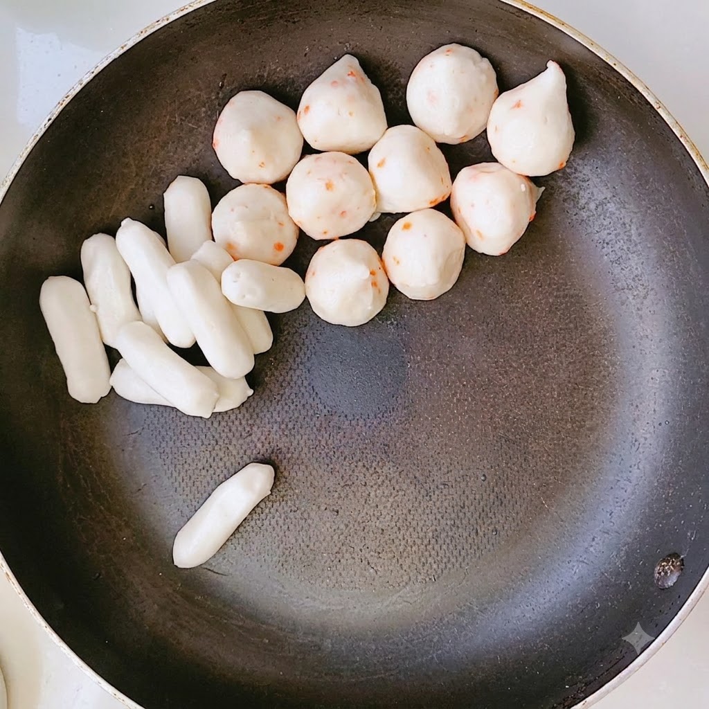 Una padella piena di strati disposti di torte di riso e altri ingredienti