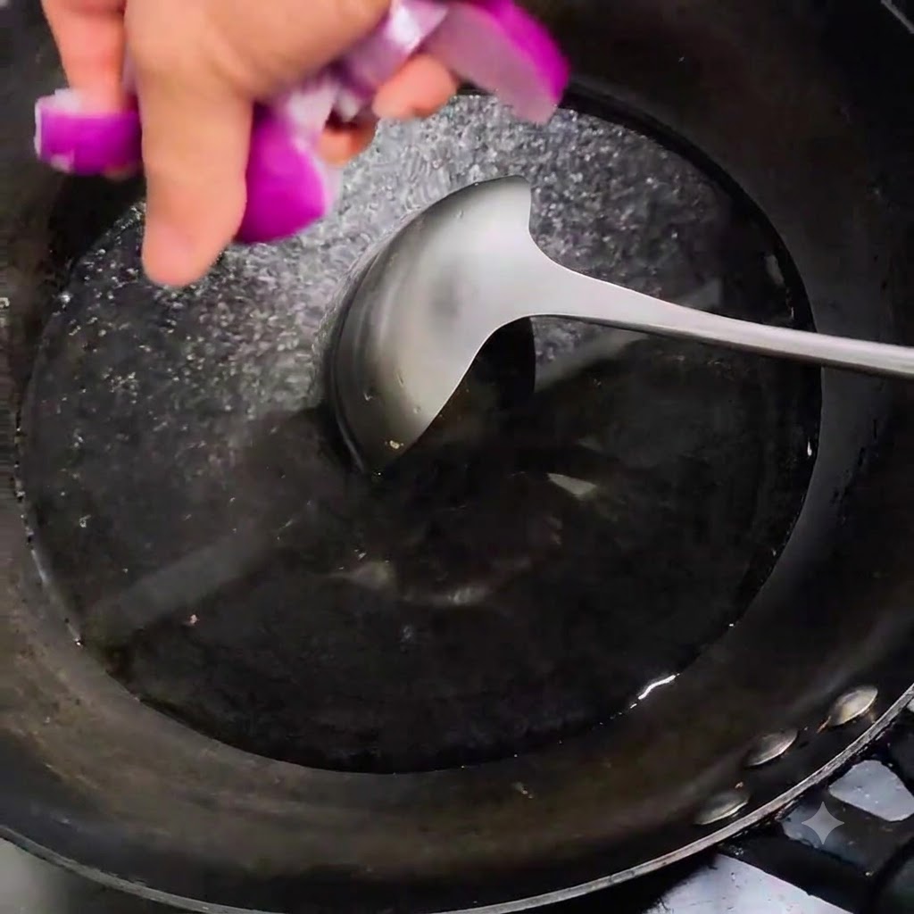 Fette di cipolla messe in una pentola dacqua sul fuoco.