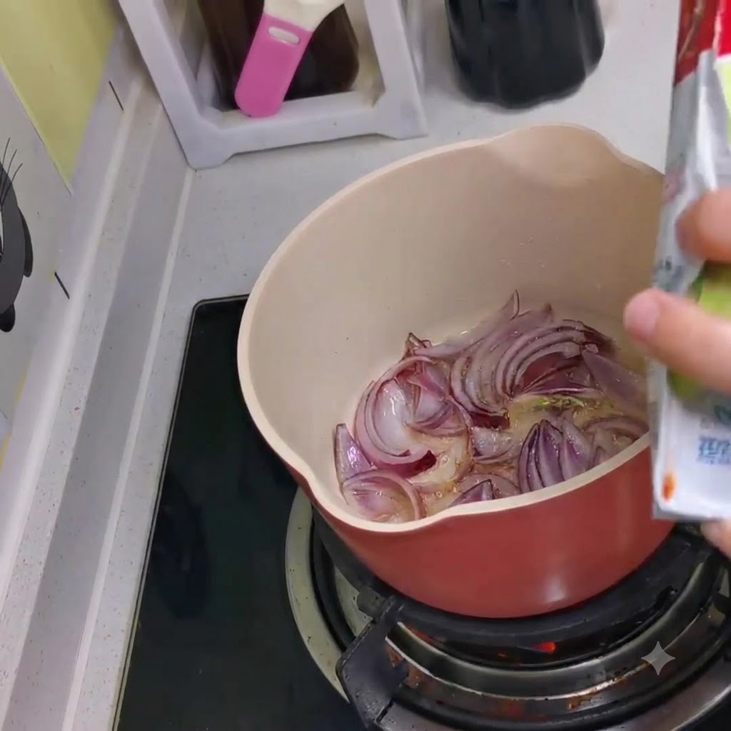 Kimchi versato da una confezione nella pentola contenente le cipolle rosse soffritte.
