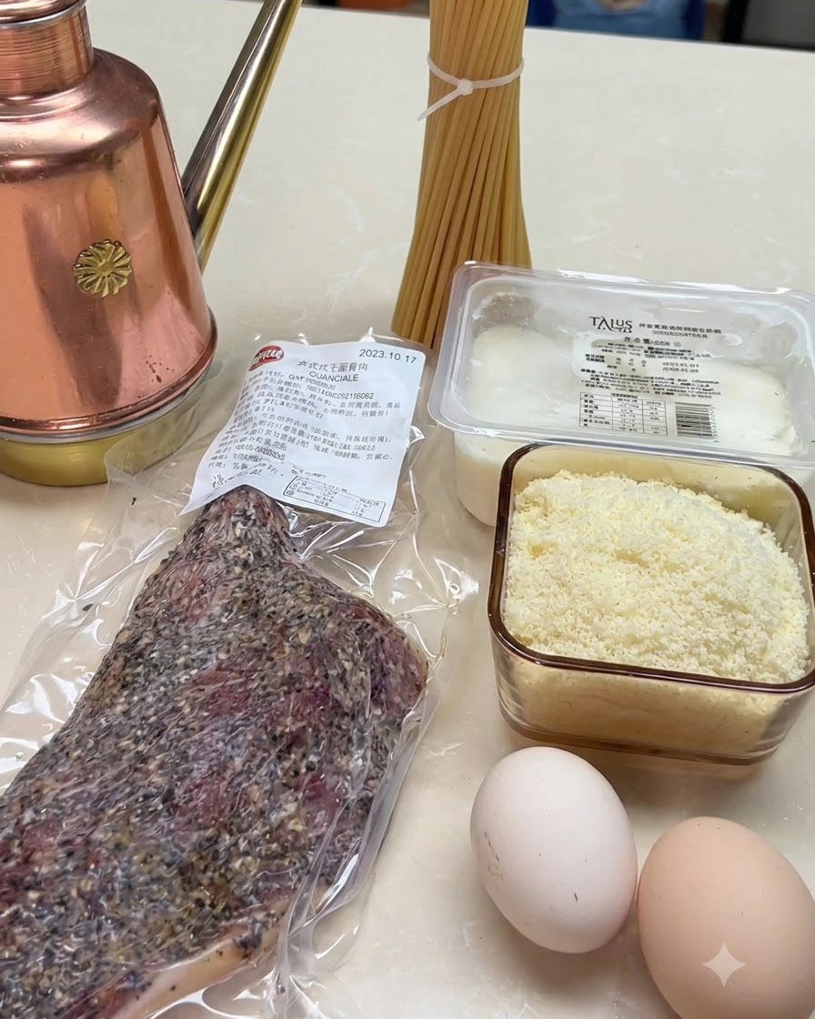 Pasta spaghetti cruda legata vicino ad ingredienti freschi come uova, formaggio e guanciale prima della cottura.