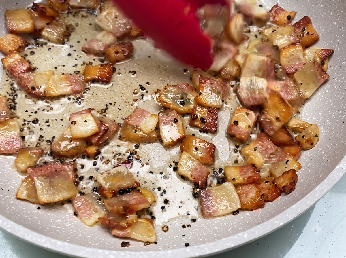 Cubetti di guanciale italiano stagionato saltati in padella fino a doratura e rilascio del loro ricco olio.