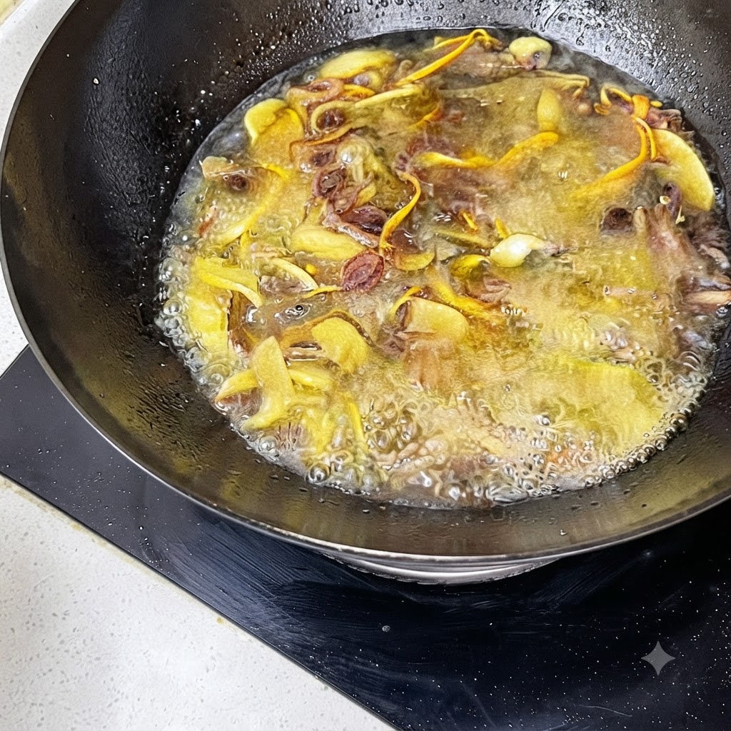 Una pentola gorgogliante di zuppa di funghi in un wok mentre sale e salsa di soia chiara si amalgamano nel liquido dorato.