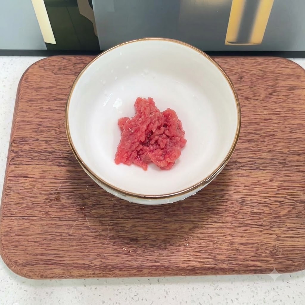 Carne macinata allinterno di una ciotola bianca mentre viene mescolata.