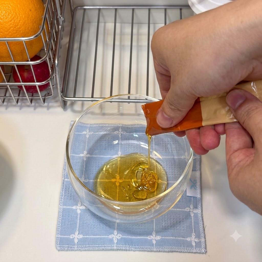 Miele e salse versati in una ciotola di vetro trasparente per mescolare la glassa.