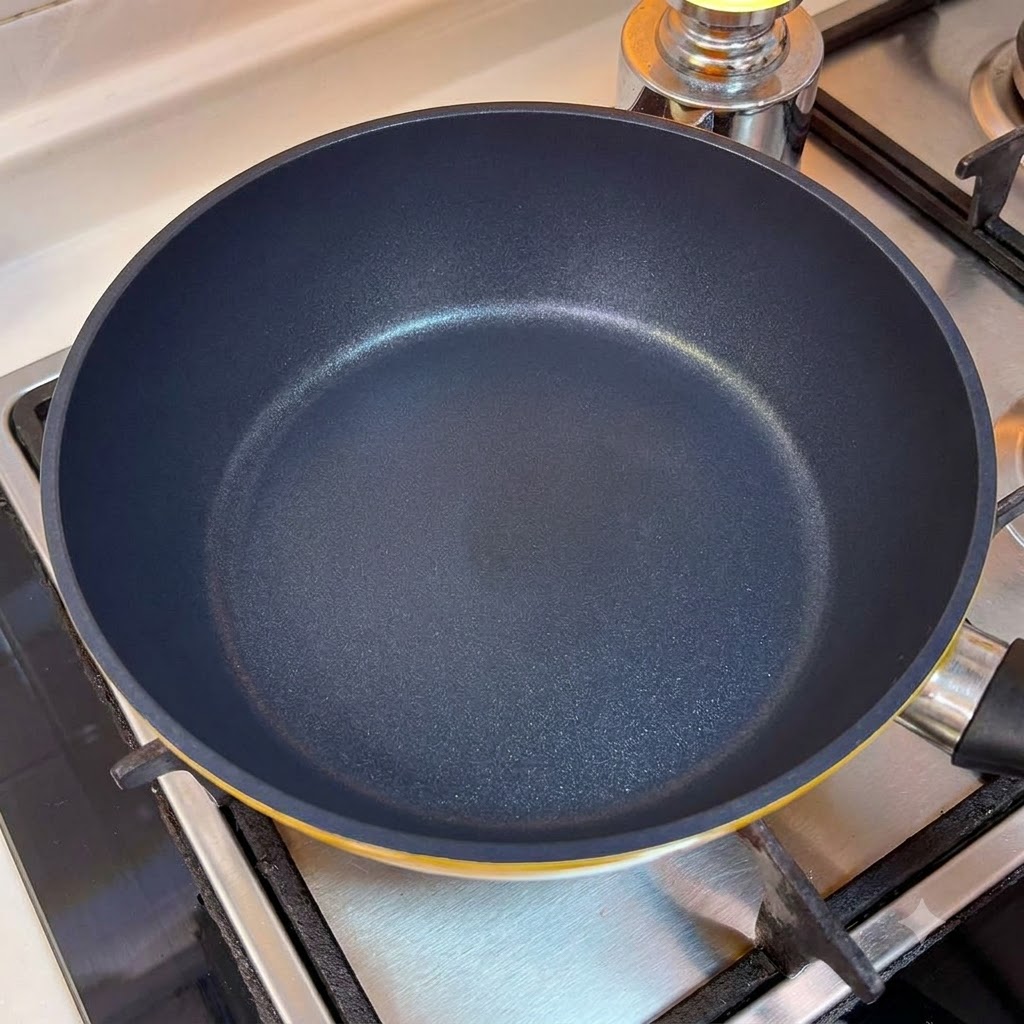 Una padella vuota sul fuoco del fornello.
