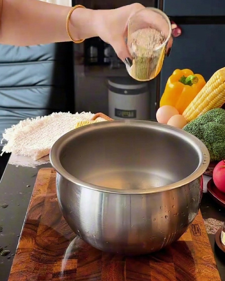 Riso versato in una ciotola dacqua accanto a chicchi di mais fresco appena tagliati.