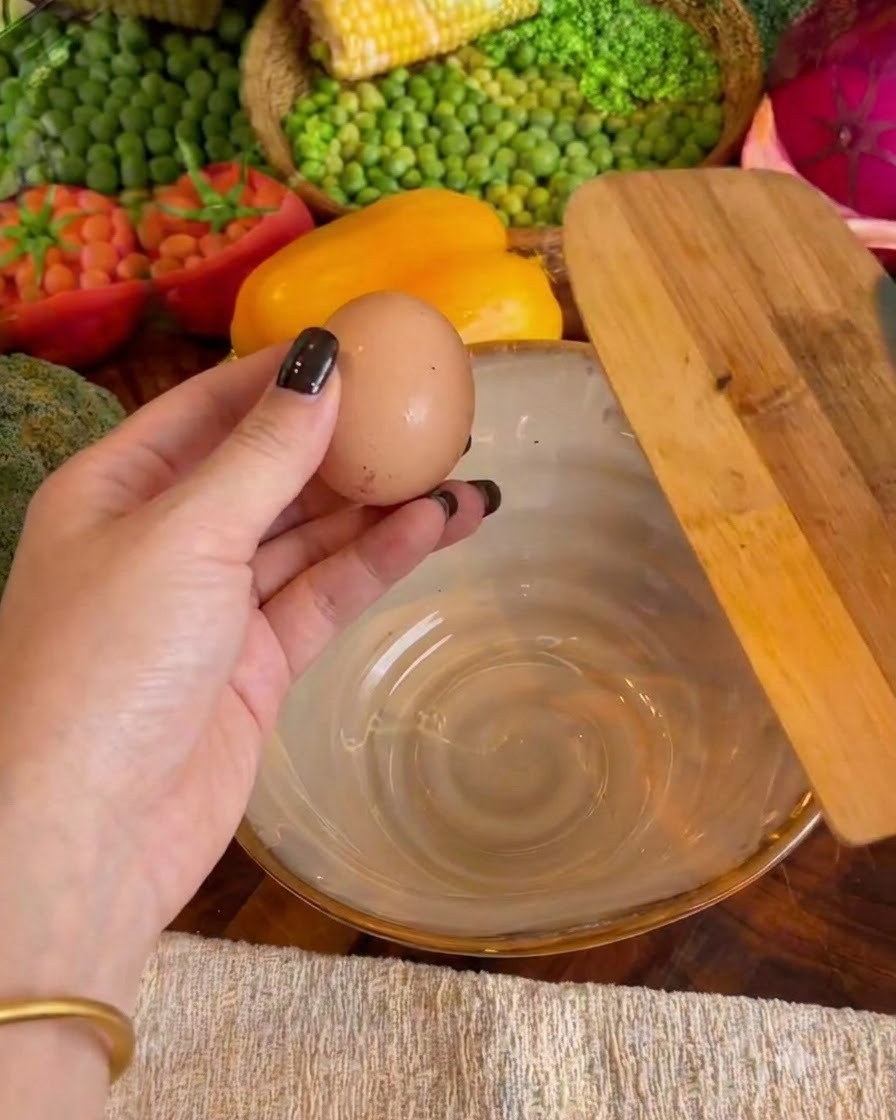 Due uova rotte dentro una ciotola di ceramica con laggiunta di latte versato.