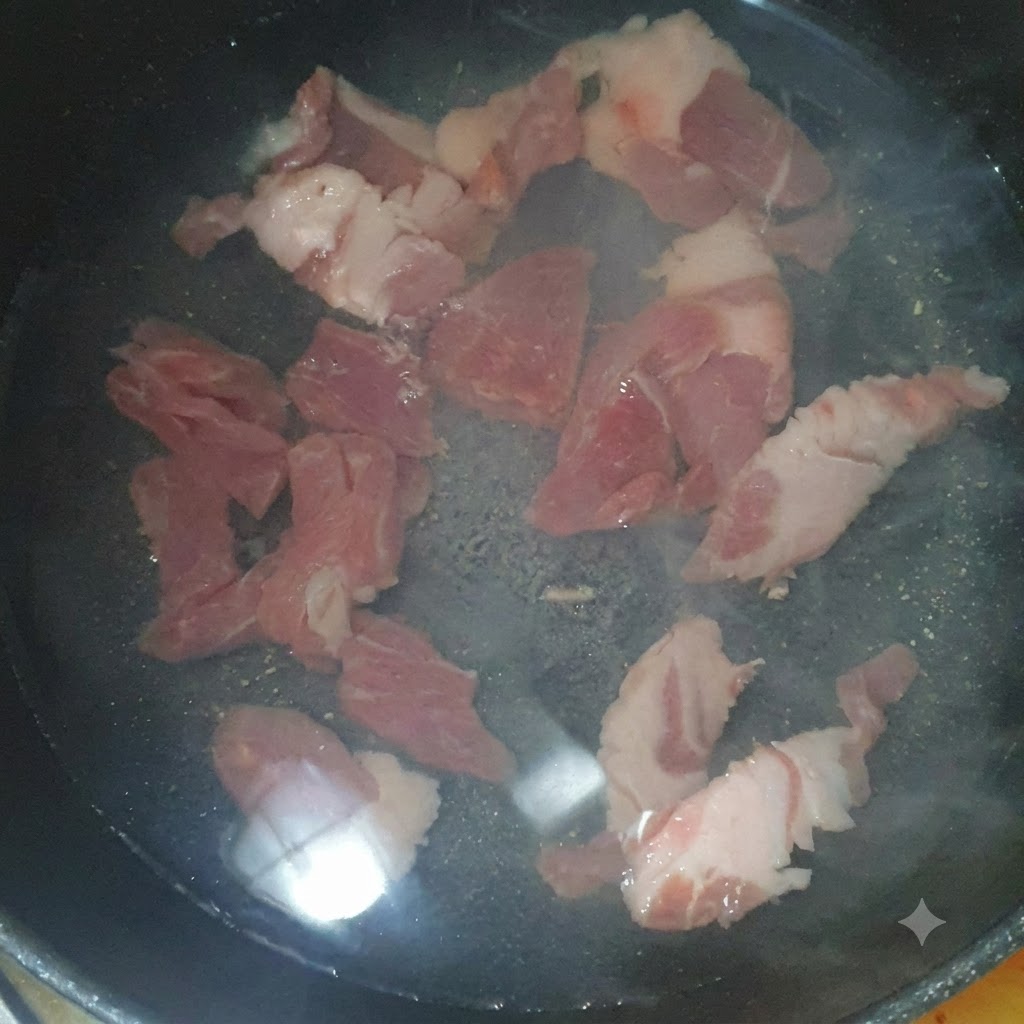 Pezzi di maiale crudo e gamberetti salati che sobbollono in una pentola dacqua su un fornello.