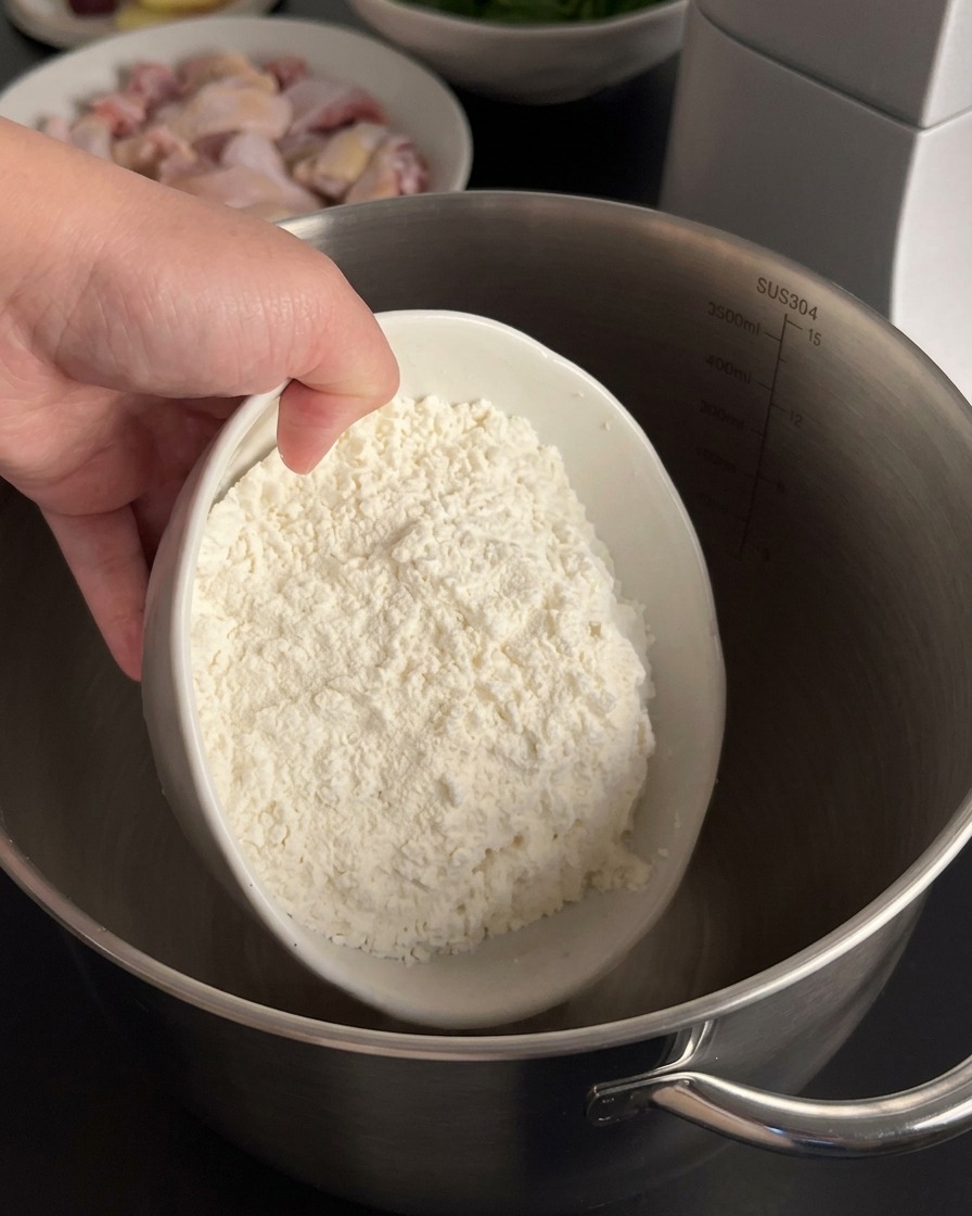 Una ciotola riempita di farina bianca per la preparazione dei noodles.