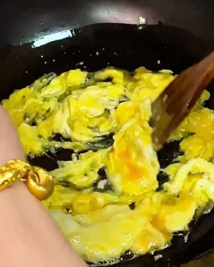Uova strapazzate mescolate in un wok con aggiunta di polpa di granchio fresco.